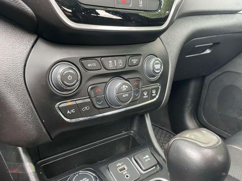 Used 2022 Jeep Cherokee Limited w/ Elite Package AWD/4WD image 30