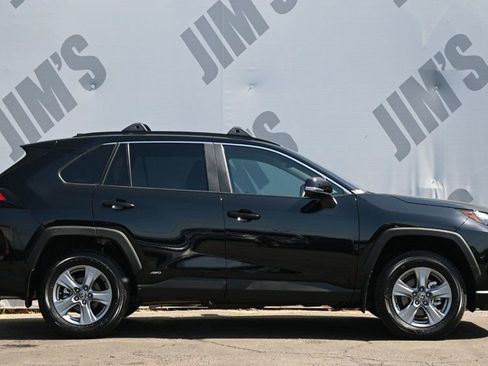 Used 2025 Toyota RAV4 LE AWD/4WD image 4