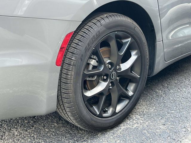 Certified 2025 Chrysler Pacifica Limited FWD image 10