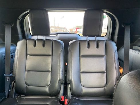 Used 2018 Ford Explorer XLT w/ Equipment Group 202A FWD image 32