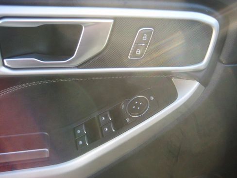 Used 2021 Ford Explorer XLT w/ Equipment Group 202A image 16