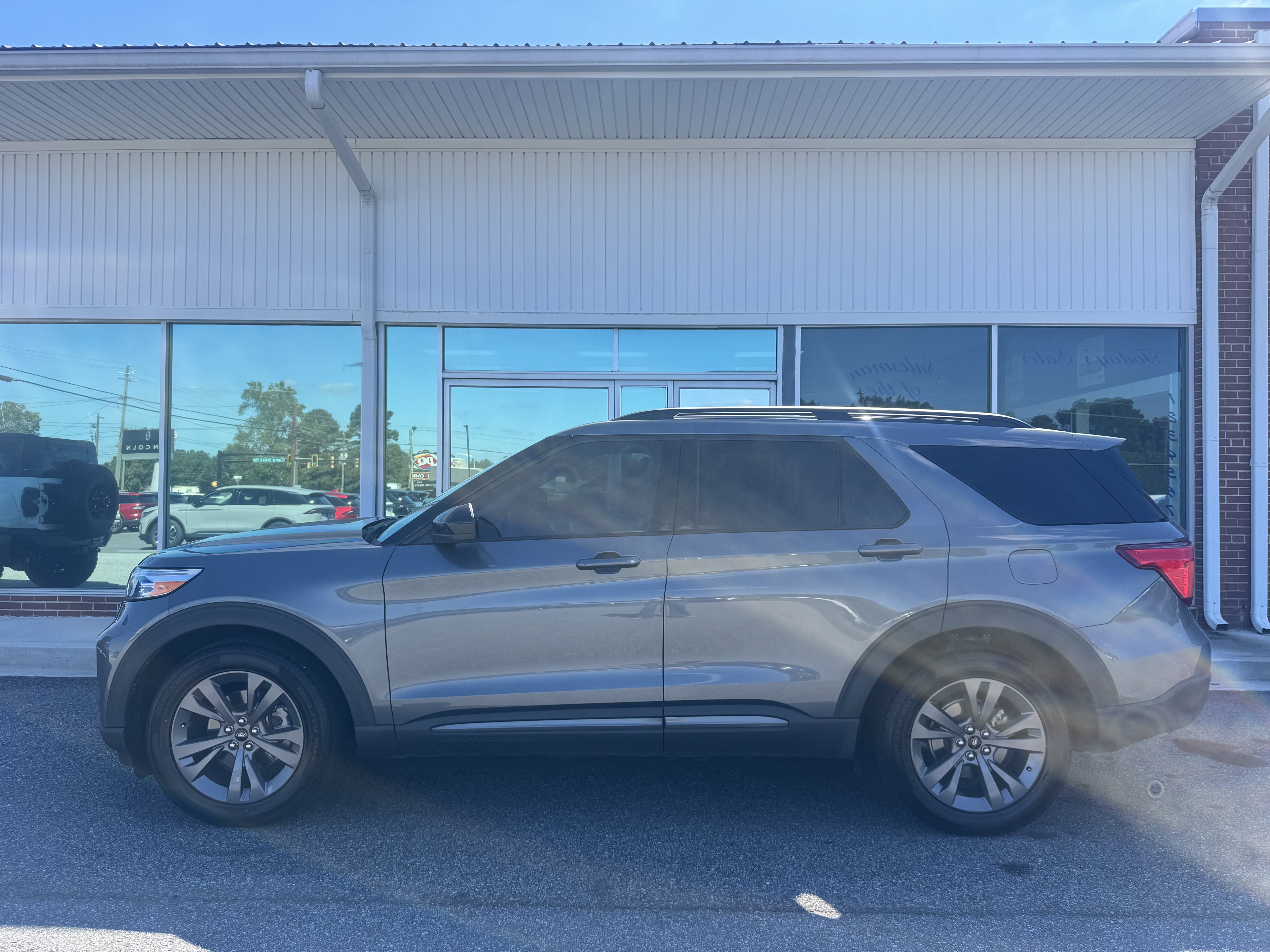 Used 2023 Ford Explorer XLT w/ Equipment Group 202A RWD image 1