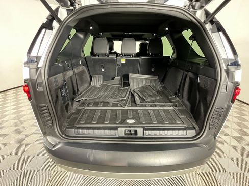 Used 2025 Land Rover Discovery S image 29
