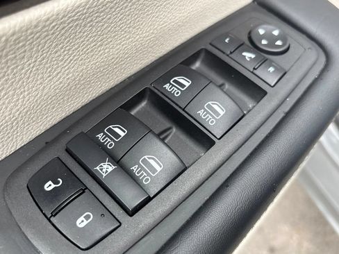 Used 2023 Chrysler Pacifica Limited AWD/4WD image 23