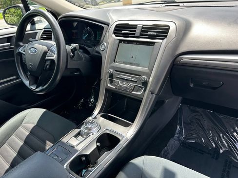 Used 2018 Ford Fusion SE w/ Fusion SE Technology Package FWD image 17