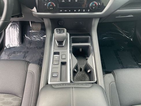 Used 2025 Nissan Pathfinder SV image 43