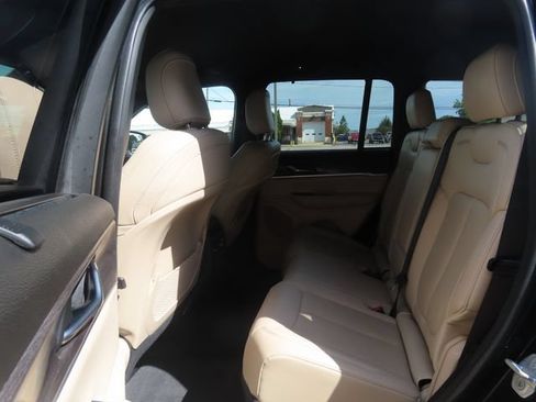 Used 2023 Jeep Grand Cherokee Limited w/ Luxury Tech Group II AWD/4WD image 23