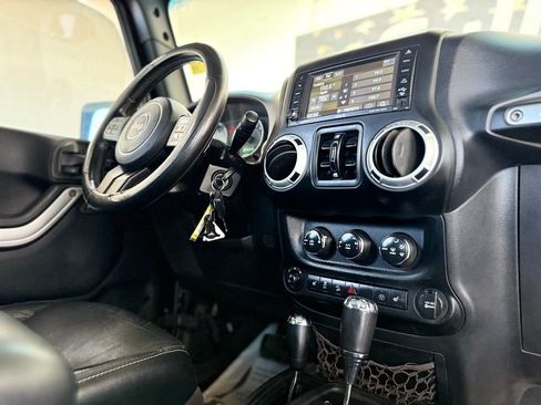 Used 2013 Jeep Wrangler Unlimited Rubicon w/ Connectivity Group AWD/4WD image 43