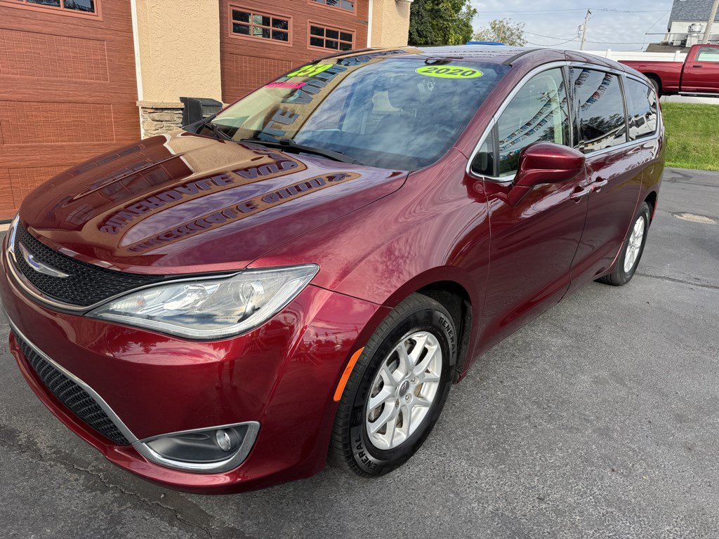 Used 2020 Chrysler Pacifica Touring FWD image 2