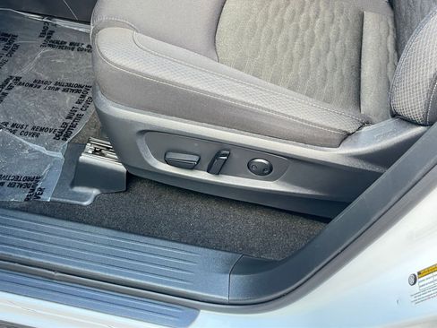 Used 2025 Nissan Pathfinder SV image 22