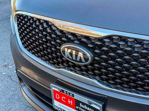 Used 2016 Kia Sorento LX image 9