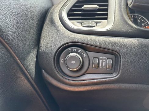Used 2018 Jeep Renegade Latitude FWD image 21