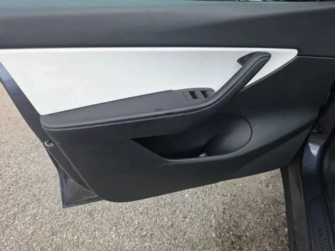 Used 2022 Tesla Model Y Performance AWD/4WD image 9