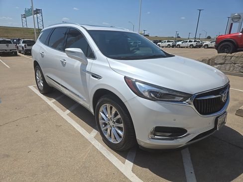 Used 2018 Buick Enclave Premium w/ Experience Buick Package FWD image 3