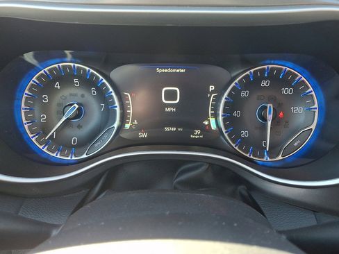 Used 2023 Chrysler Pacifica Touring-L image 25