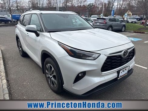 Used 2023 Toyota Highlander XLE image 1