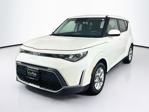 Used 2025 Kia Soul LX w/ LX Technology Package FWD image 3