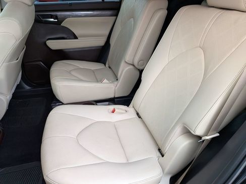 Used 2021 Toyota Highlander Platinum FWD image 26
