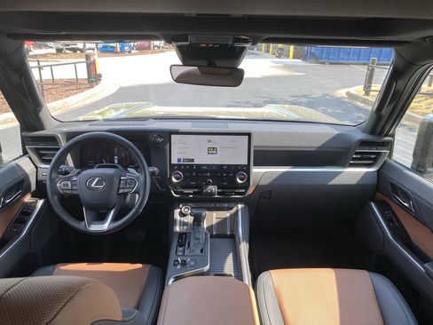 Used 2025 Lexus GX 550 w/ Accessory Package (2T) AWD/4WD image 18