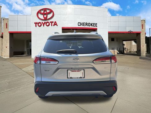 Used 2024 Toyota Corolla Cross LE FWD image 6