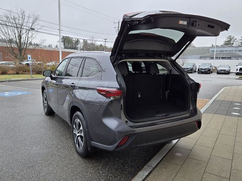 Used 2025 Toyota Highlander XLE image 18