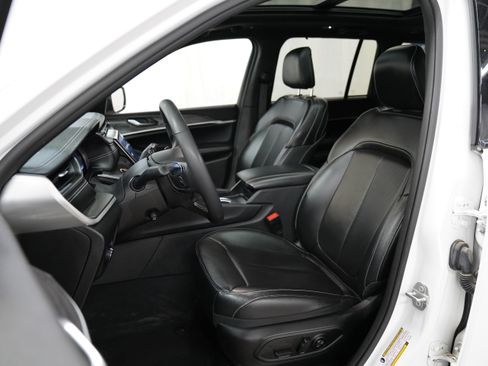 Used 2024 Jeep Grand Cherokee Limited w/ Luxury Tech Group II AWD/4WD image 4