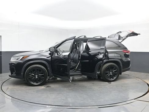 Used 2019 Toyota Highlander SE w/ Nightshade Edition FWD image 56