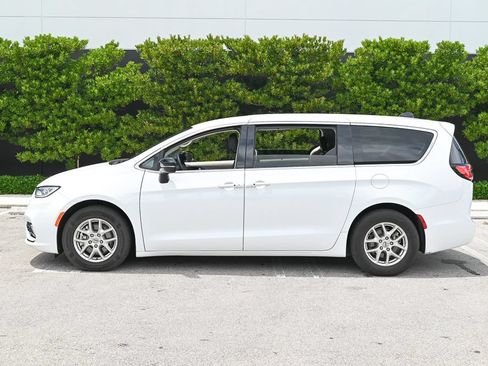 Used 2024 Chrysler Pacifica Touring-L FWD image 7