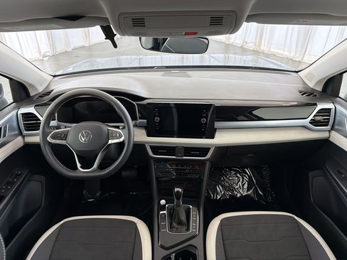 New 2026 Volkswagen Taos SE FWD image 17