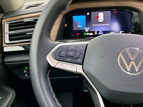 Used 2025 Volkswagen Atlas SE image 24