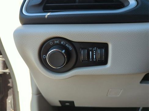 Used 2021 Chrysler Voyager Lxi image 34