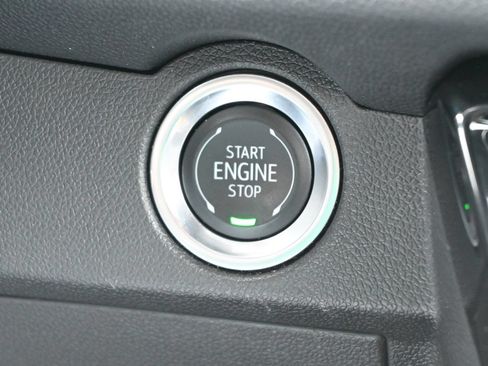 Used 2025 Chevrolet Traverse LT FWD image 19