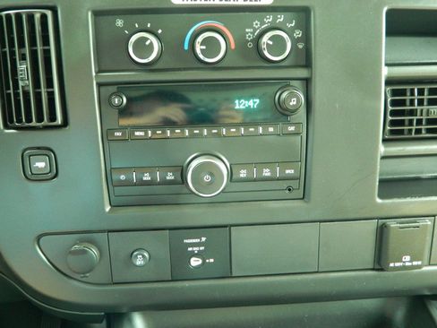 Used 2015 Chevrolet Express 2500 RWD image 17