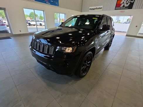 Used 2018 Jeep Grand Cherokee Altitude AWD/4WD image 1