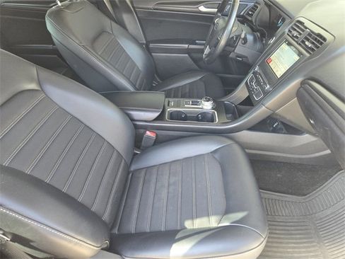 Used 2018 Ford Fusion SE w/ Equipment Group 201A image 16