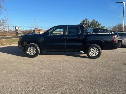 Used 2024 Nissan Frontier SV image 2