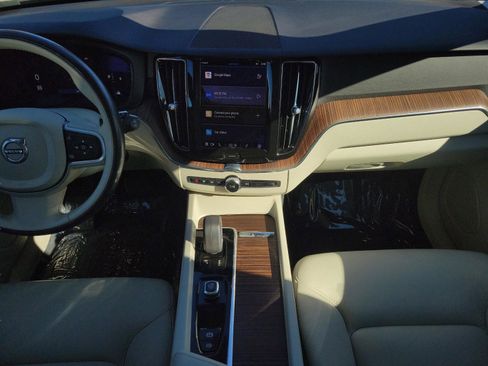 Used 2022 Volvo XC60 B5 Momentum w/ Protection Package Premier image 11
