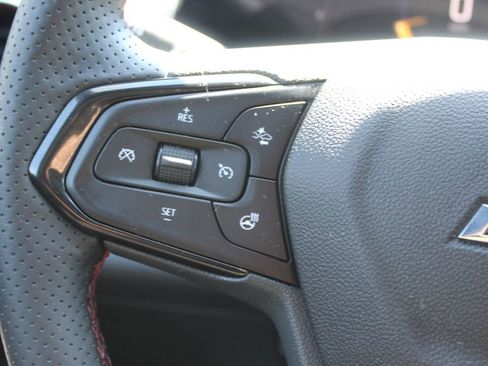 Used 2025 Chevrolet Trax RS FWD image 11