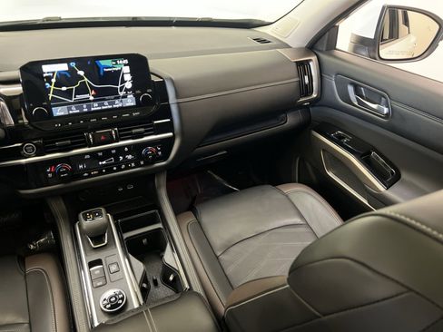 Used 2023 Nissan Pathfinder Platinum image 32