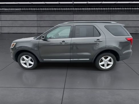 Used 2017 Ford Explorer XLT w/ Equipment Group 201A image 5