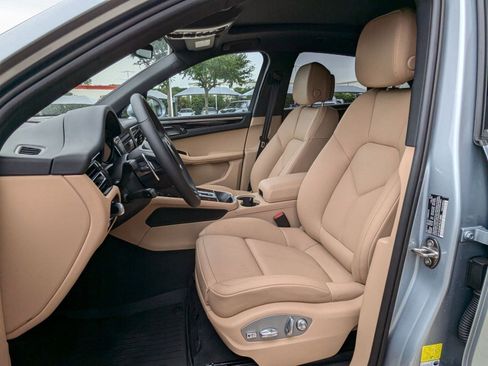 Certified 2025 Porsche Macan image 5