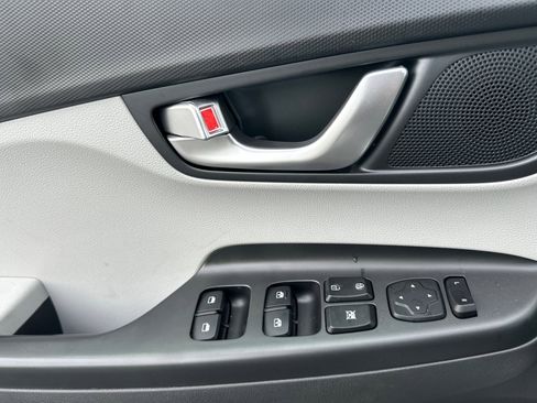 Used 2023 Hyundai Kona SE FWD image 11