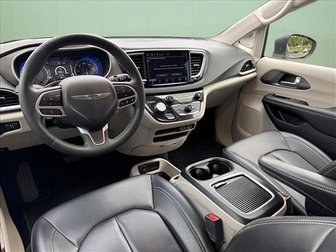 Used 2023 Chrysler Pacifica Touring-L FWD image 11