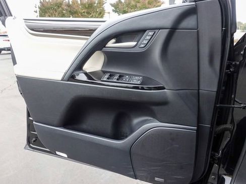 Used 2020 Lexus LX 570 4WD w/ 3rd Row & Luxury Pkg image 25