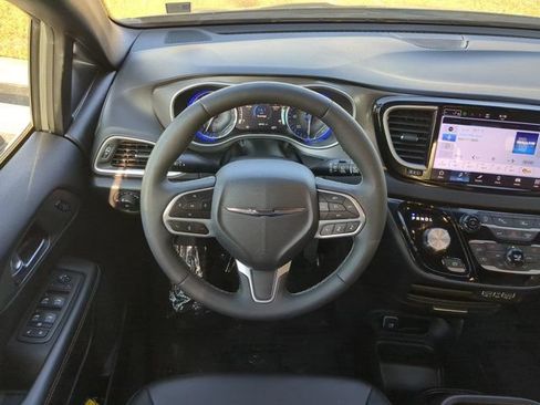 Used 2025 Chrysler Pacifica Select FWD image 16