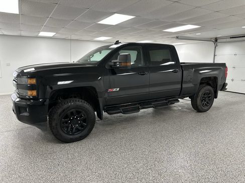 Used 2017 Chevrolet Silverado 2500 LT w/ Midnight Edition AWD/4WD image 4