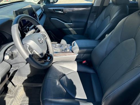 Used 2024 Toyota Highlander Limited image 12