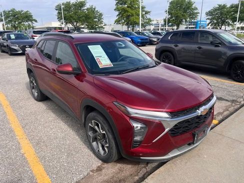 Used 2025 Chevrolet Trax LT w/ LT Convenience Package FWD image 1