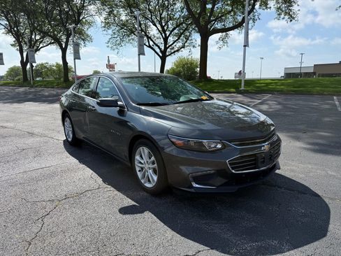 Used 2018 Chevrolet Malibu LT w/ Driver Confidence Package FWD image 3