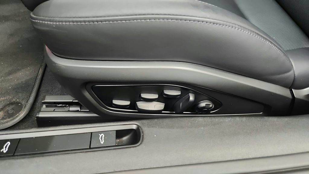 Used 2025 Porsche 911 Carrera RWD image 18